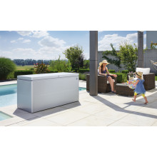 Loungebox neben Terrasse